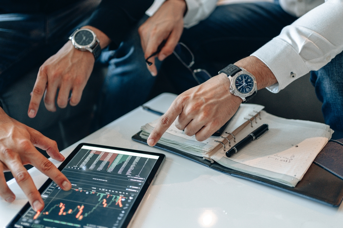 Haziran faiz kararı öncesinde yatırımcılar pozisyonlarını yeniden gözden geçiriyor, bankacılık ve GYO hisseleri ilgi görüyor