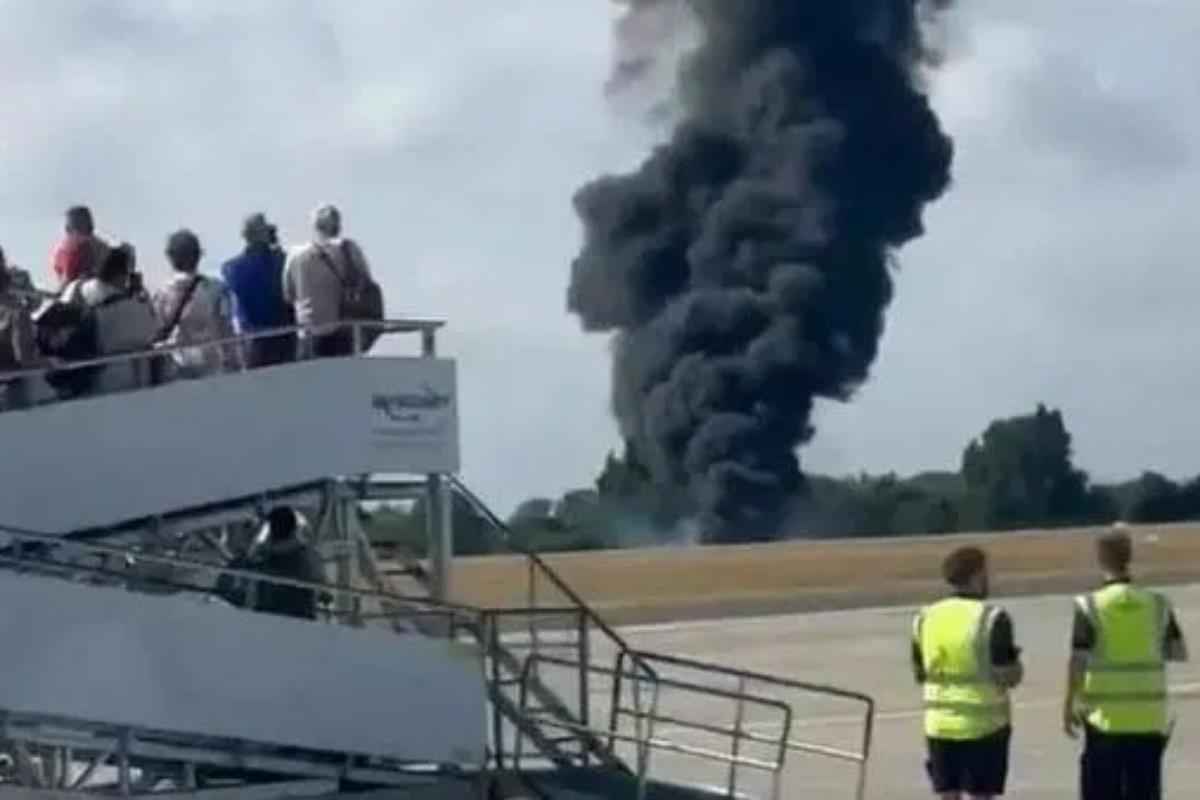 Londra'da küçük yolcu uçağı düştü