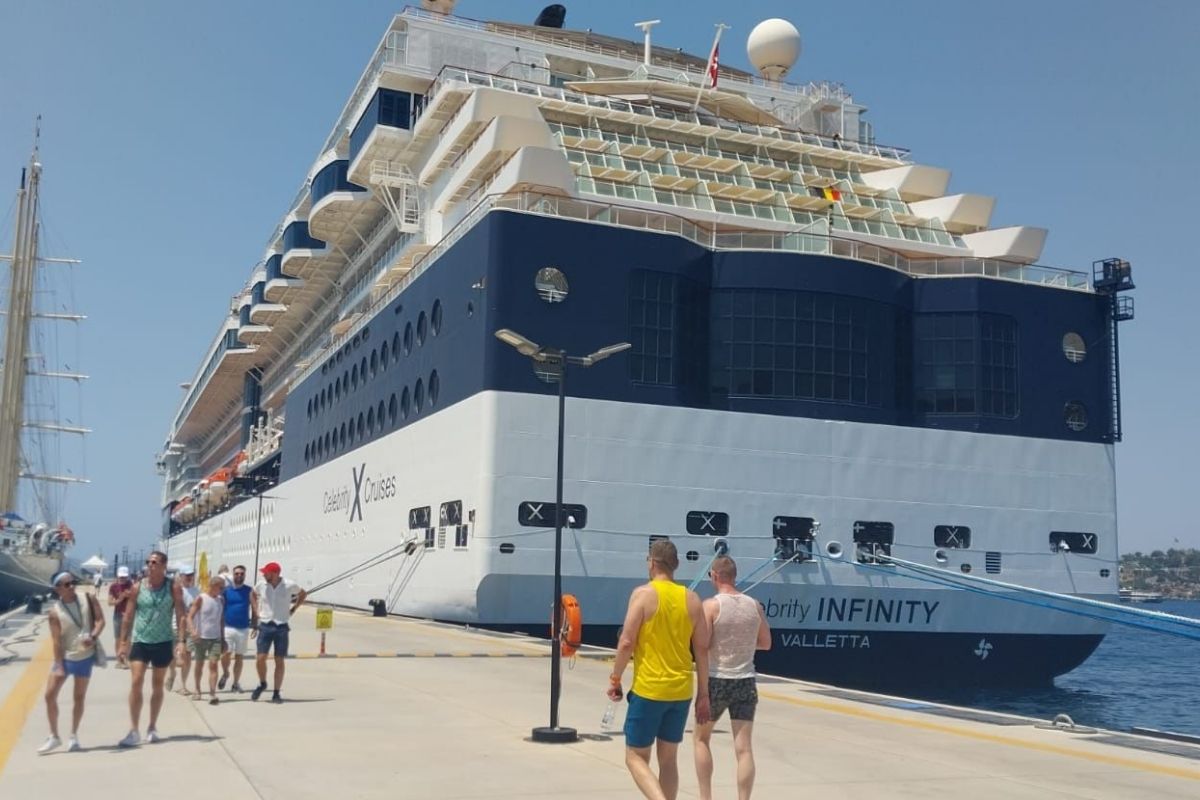 Bodrum Limanı'na iki dev yolcu gemisi geldi