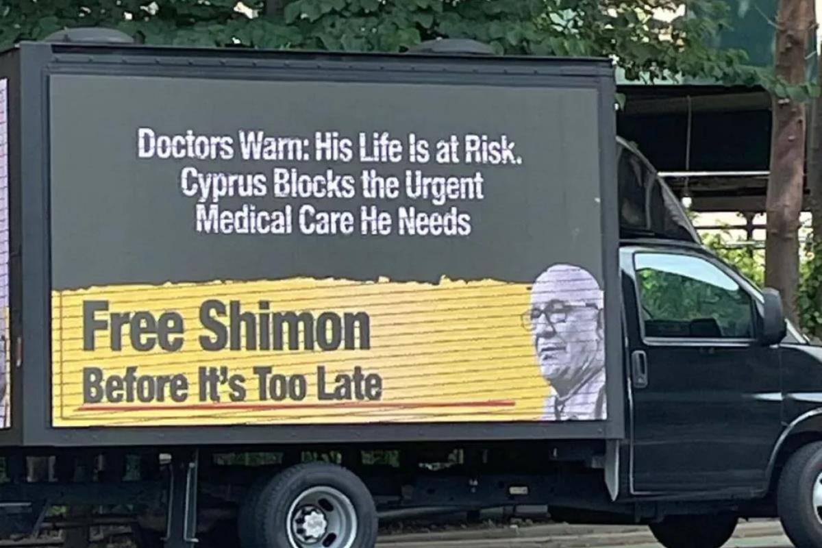 Güney Kıbrıs Rum yönetimi tarafından tutuklanan Afik Group'un CEO'su Şimon Mistriel Aykout'un ailesi BM önünde protesto gösterisi düzenledi