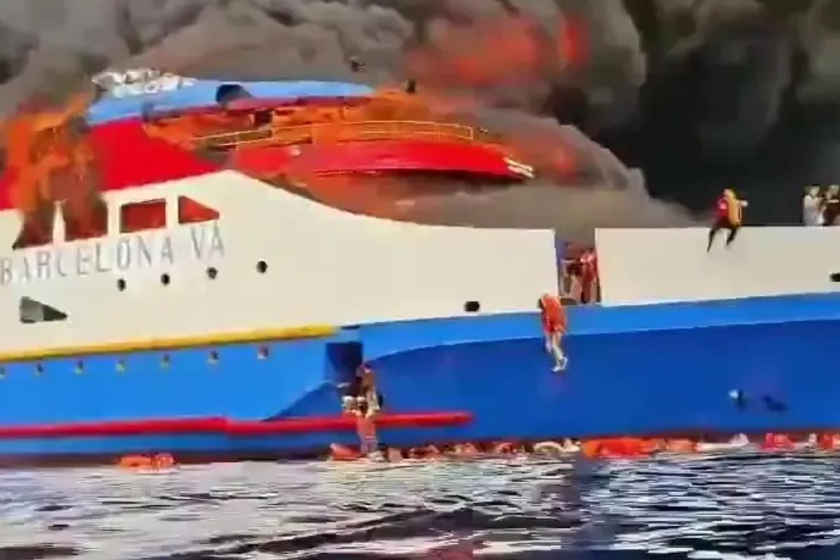 Endonezya'da 280 kişilik feribot alev alev yandı, yolcular denize atladı