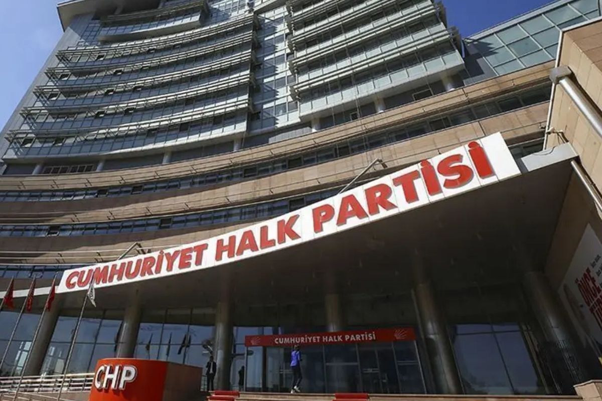 CHP'de 26 il başkanı görevden alındı