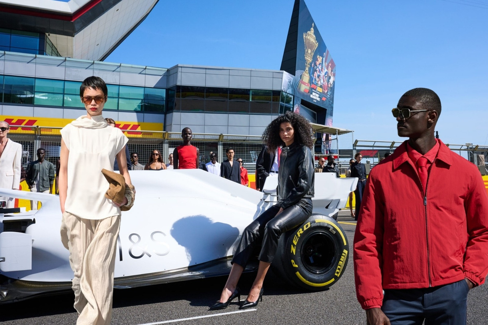 Formula 1 pisti bu kez yarış için değil moda için hazırlandı, lüks markaların rekabetine defileli yanıt