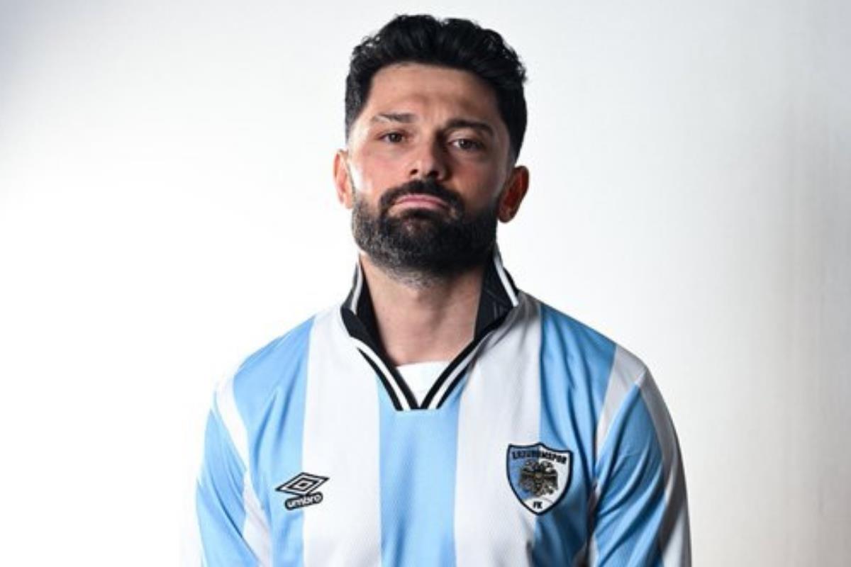 Erzurumspor'un 28 yıl sonra yeniden piyasaya sürdüğü çubuklu forma Erjantin esprilerine neden oldu