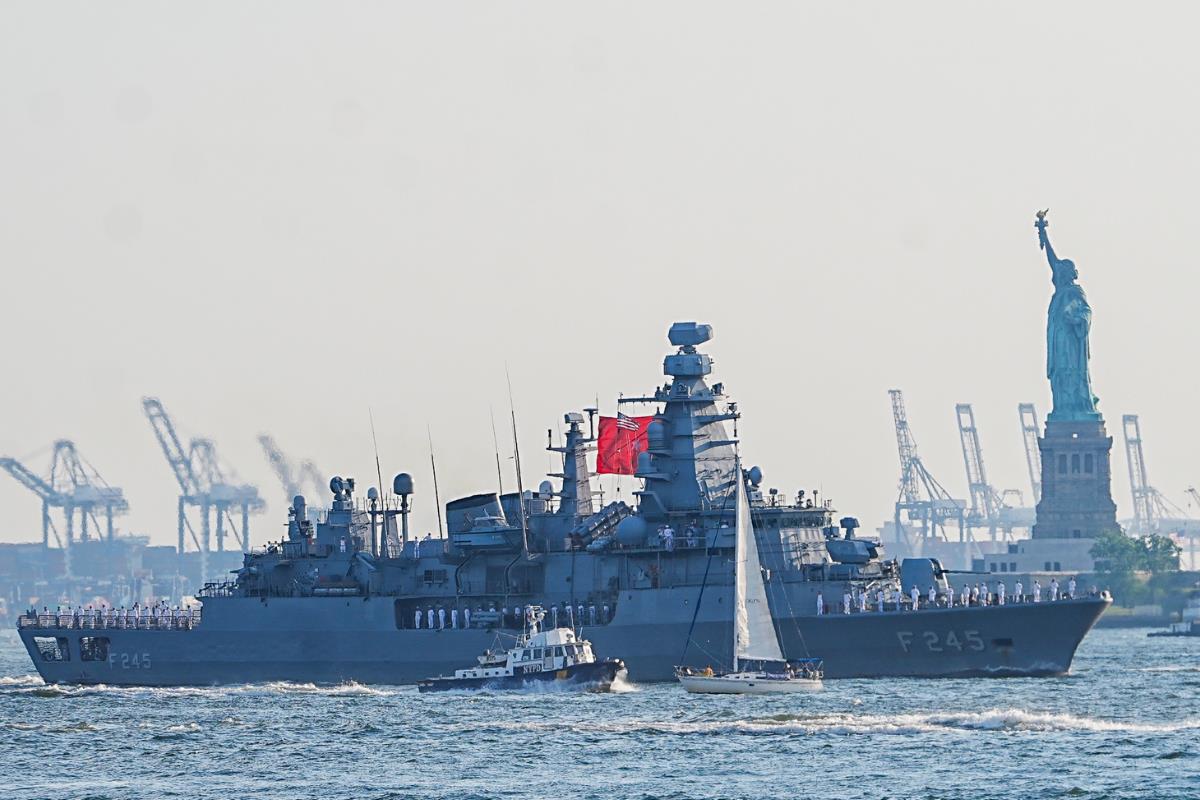 TCG Oruçreis, New York'ta düzenlenen ABD'nin 250. kuruluş yılı törenlerinde Türkiye'yi temsil etti