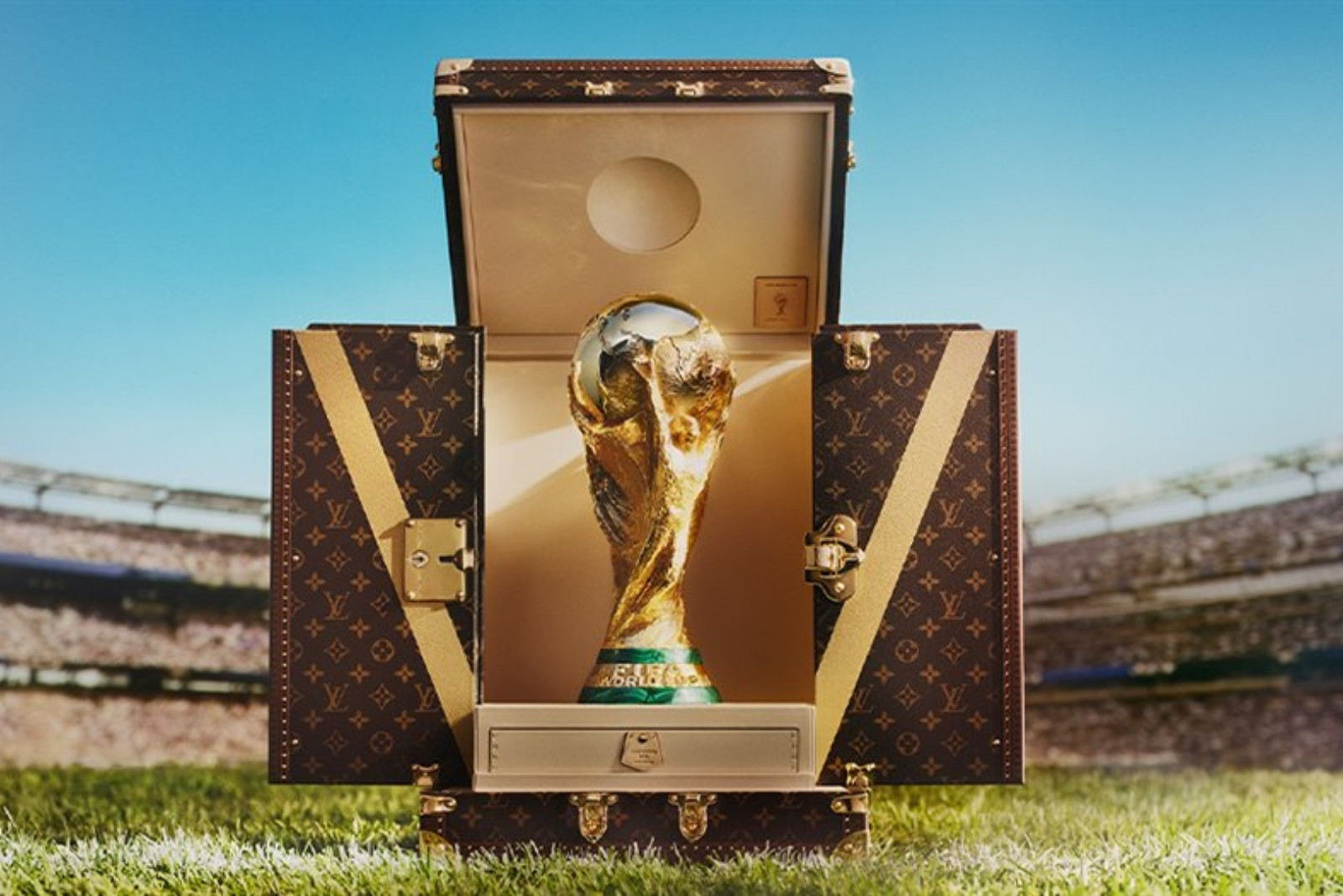 Louis Vuitton, 2026 FIFA Dünya Kupası için tasarladığı özel kupa sandığını ve yeni koleksiyonunu tanıttı