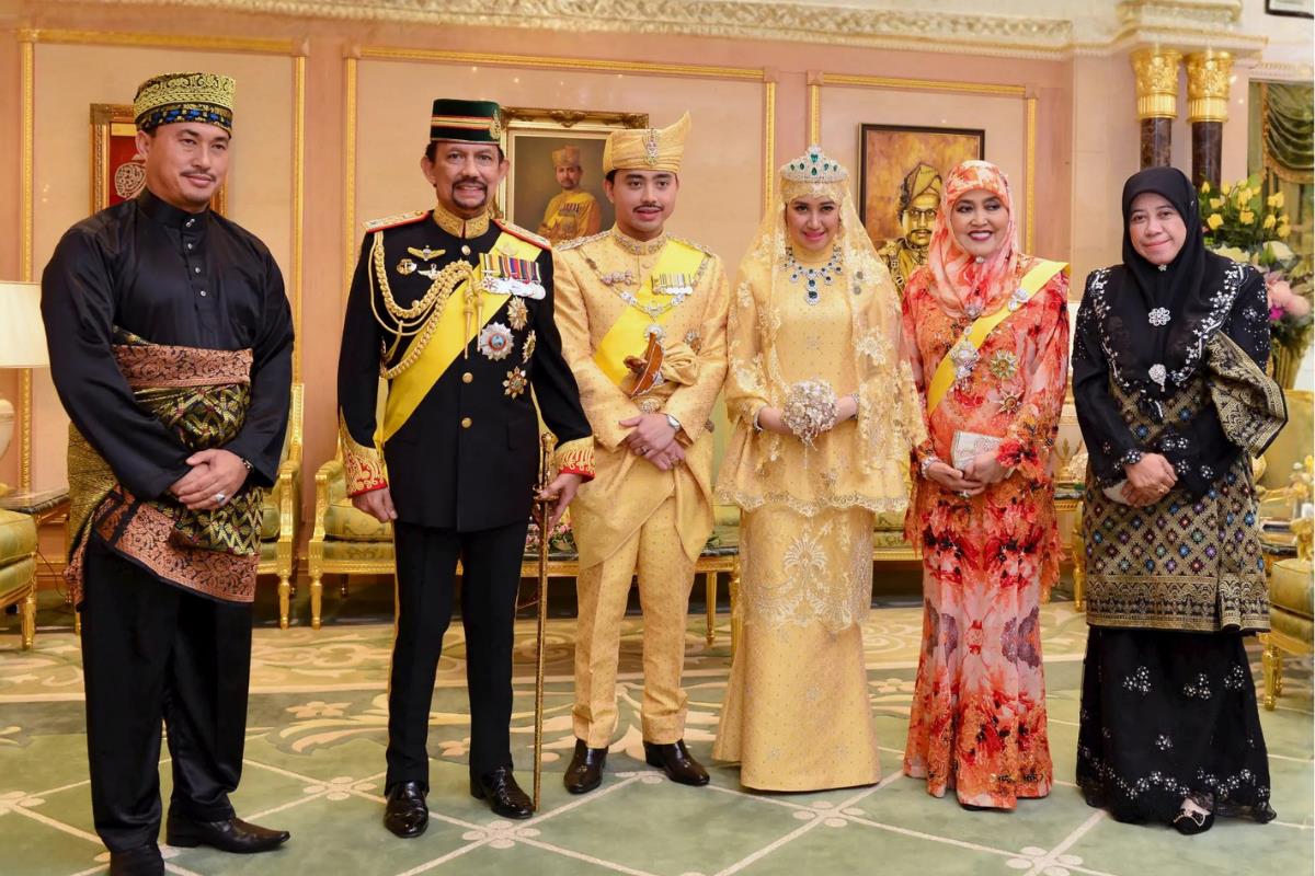 Dünyanın en zengin liderlerinden Brunei Sultanı Hassanal Bolkiah, gelininin kraliyet unvanlarını geri aldı