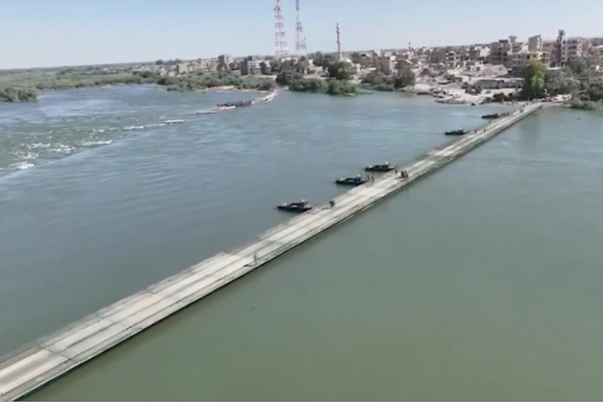 Mehmetçik, Suriye'de Fırat Nehri üzerine yüzer köprü kurdu