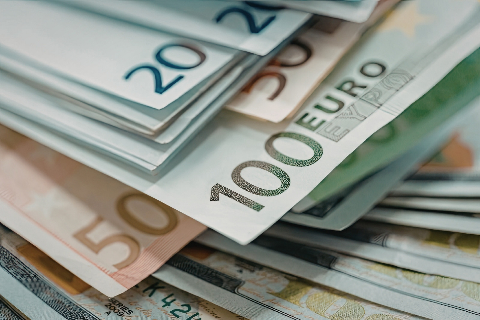 Euro Bölgesi'nde yatırımcı güveni son 4 yılın zirvesinde