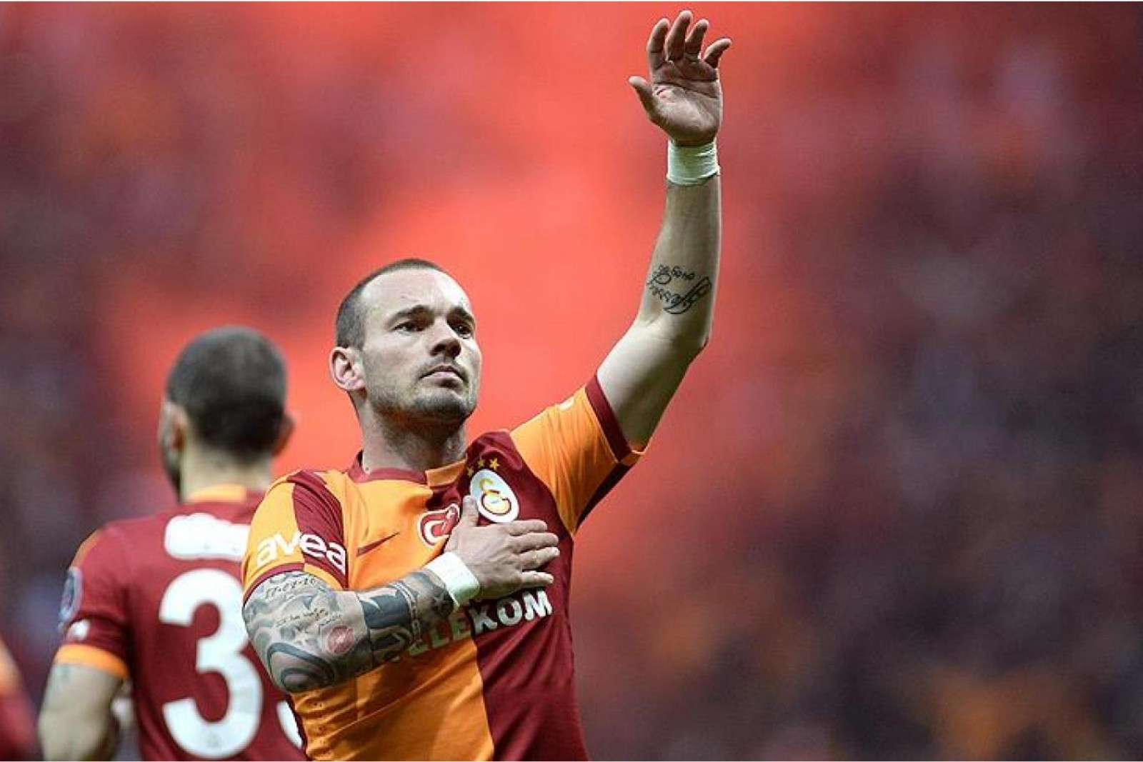 Türkiye'de Comanchero çetesi operasyonunda adı geçen Galatasaray'ın eski futbolcusu Sneijder futbol kariyerindeki hatıralarını satışa çıkarttı
