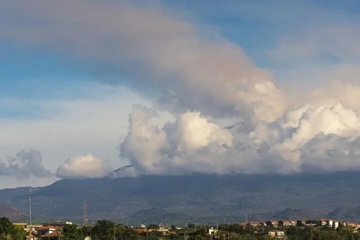 Etna Yanardağı kilometrelerce kül püskürttü, alarm 'en yüksek' seviyeye çıkartıldı