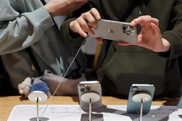 Reuters duyurdu: Trump tarifeleri sebebiyle Apple'ın ürettiği iPhone fiyatları yüzde 43 zamlanabilir