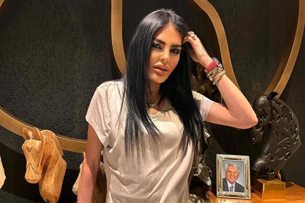 Süreyya Yalçın, vefat eden babası Faruk Yalçın'ın fotoğrafı başında poz verdi