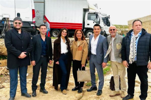 Uzak Şehir dizisinin setini bu kez de Gülşah Alkoçlar ve Ender Alkoçlar ziyaret etti