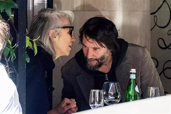 Keanu Reeves'in gözlerinin içi gümüş saçlı sevgiliyle güldü