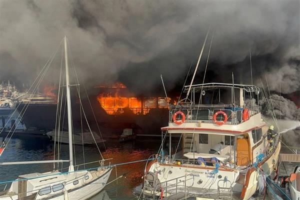 Fethiye'de lüks yatta başlayan yangın diğer tekne ve yatlara da sıçradı