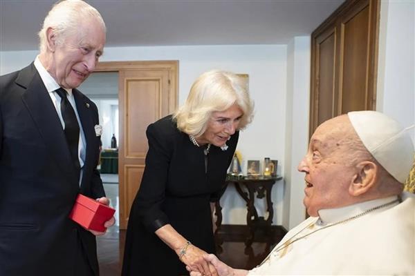 Kral Charles ve Kraliçe Camilla Vatikan'da Papa Francis'i ziyaret etti