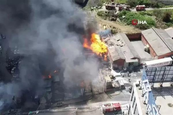 İstanbul'daki İkitelli Organize Sanayi Bölgesi'nde bulunan kimya deposunda yangın çıktı