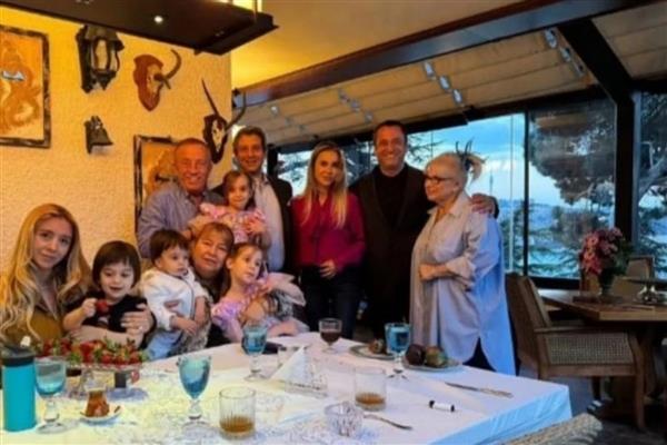 İş insanı Ali Ağaoğlu'nun eşi Semra Ağaoğlu, yeni yaşını ailesiyle kutladı