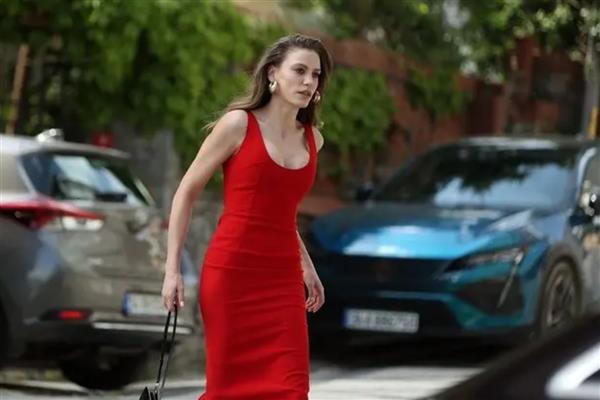 Sektördeki tekelleşme söylentilerinden sonra Serenay Sarıkaya çareyi Avrupa'ya kaçmakta buldu