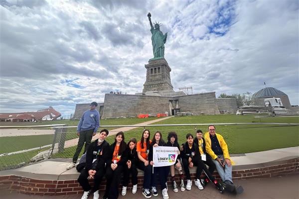 Lösemiyle mücadeleyi kazanan Kahraman Çocuklar, LÖSEV ile Amerika'ya giderek Özgürlük Heykeli'ni ziyaret etti