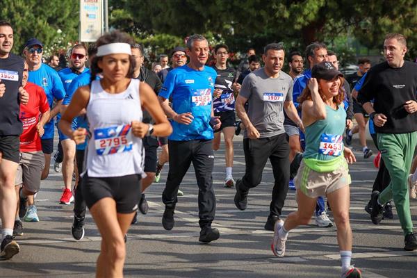 CHP Genel Başkanı Özgür Özel, Kadıköy Halk Koşusu'na katıldı