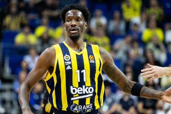Fenerbahçe Beko'nun şampiyonluk kutlamasında Nigel Hayes-Davis'ten Atatürk vurgulu Türkçe konuşma