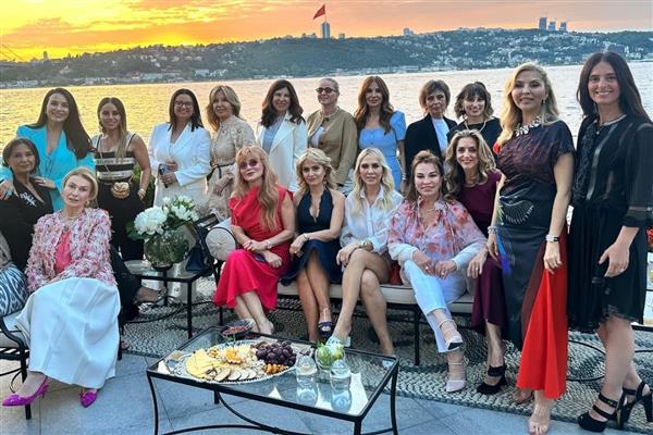Arzu Sabancı yalısında dostlarını ağırladı