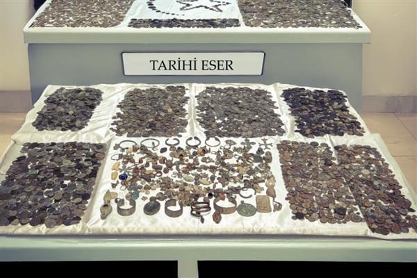Kapıkule Sınır Kapısı'nda Polonya'ya giden tırda 12 bin 370 tarihi sikke ve 400 takı ele geçirildi, sürücü gözaltına alındı