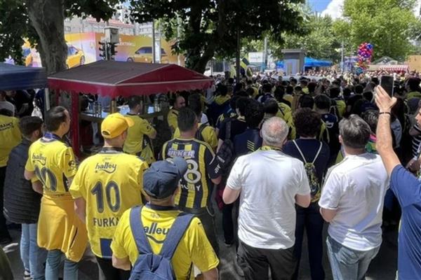 'Büyük Fenerbahçe Yürüyüşü' düzenleyen taraftarlardan istifa sesleri