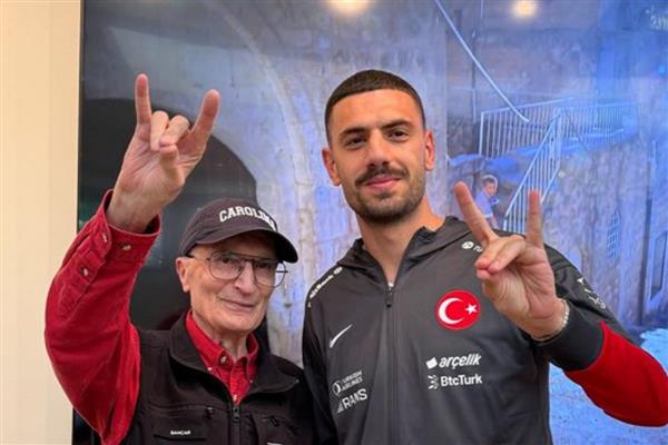 Aziz Sancar ve Merih Demiral'dan bozkurt pozu