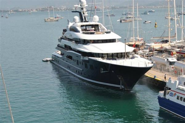 Suudi Arabistan Prensi'nin yatına Fethiye'de 6 tır ile getirilen 140 ton yakıt ikmal edildi