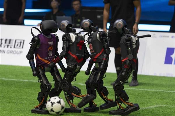Pekin'de yapay zekalı robotlardan futbol şovu