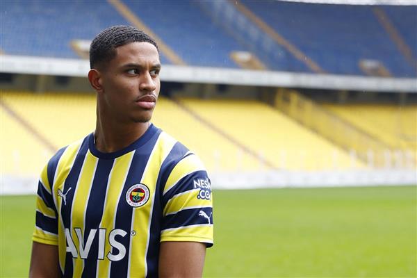 Fenerbahçe'de Jayden Oosterwolde'nin sözleşmesi 2028'e kadar uzatıldı