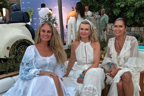 Şebnem Çapa, 'ilaç gibi' dostlarıyla bir arada