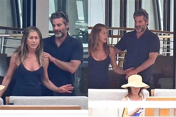 Jennifer Aniston ile Jim Curtis aşklarını ilan etti