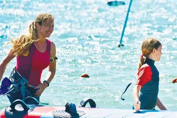 Çeşme'nin rüzgârı Çağla Kubat'ın sörfü