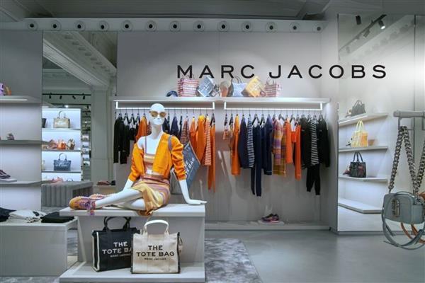 Louis Vuitton'un çatı şirketi LVMH, Marc Jacobs'ı 1 milyar dolara satmak üzere görüşmeler yapıyor