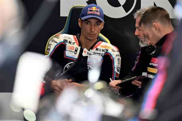 Milli motosikletçi Toprak Razgatlıoğlu, Superpole yarışını kazanarak şampiyonluğa biraz daha yaklaştı