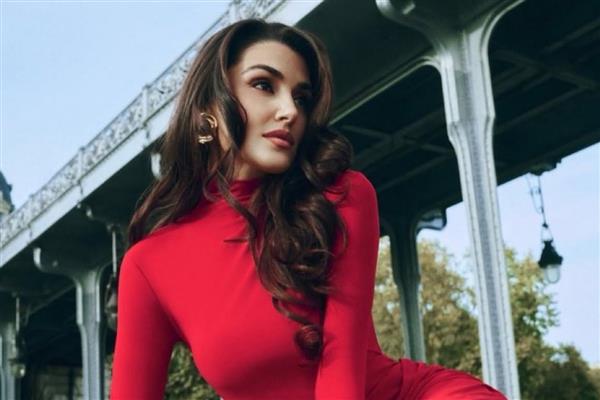 Hande Erçel, reklam yüzü olduğu marka için Paris'te kamera karşısına geçti