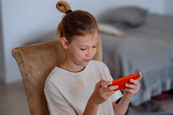 Aşırı teknoloji kullanımı çocuklarda ve gençlerde dijital demansa yol açıyor