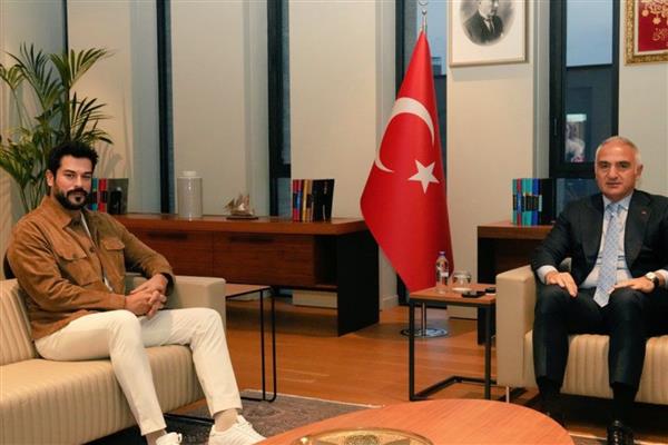 Burak Özçivit İstanbul Atatürk Kültür Merkezi'nde Bakan Ersoy ile kültür ve sanat projelerini görüştü