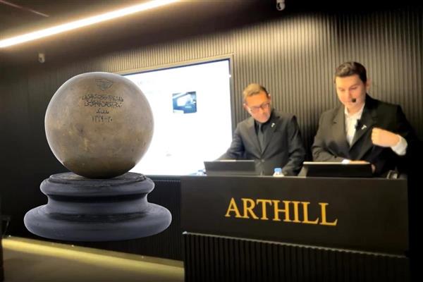 Fenerbahçe'yi kızdıran kupa 27 bin 500 dolara satıldı