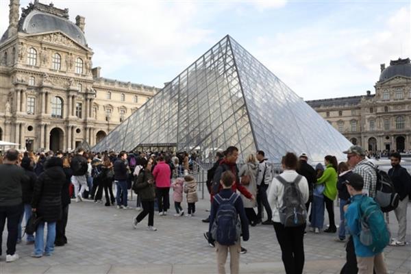 Louvre Müzesi'nde önce soygun, sonra su baskını şimdi de grev