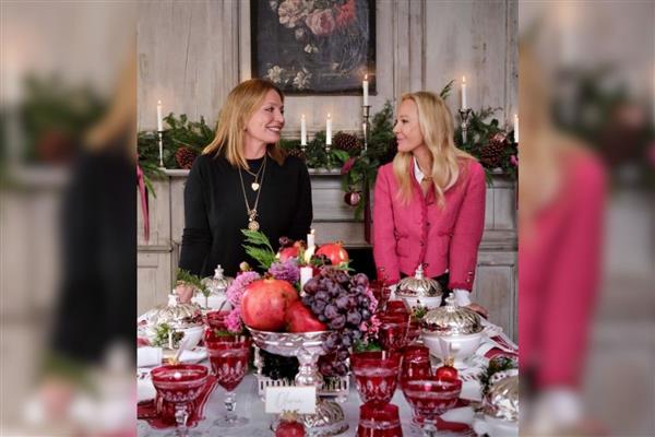 Caroline Koç'tan kurucusu olduğu marka için Bettina Machler'le poz verdi