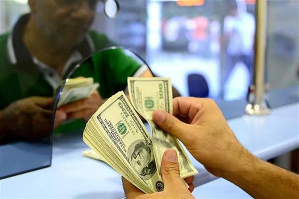 Döviz bürolarının 50 dolar ve eski 100 doları almaması turistleri ve vatandaşları zorluyor