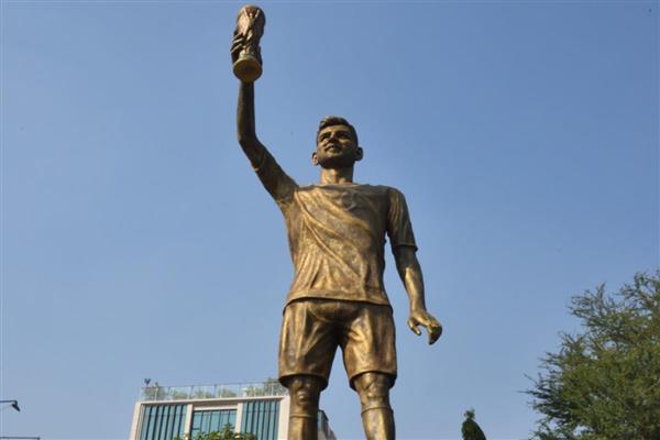 Lionel Messi'nin Kalküta'daki 21 metrelik dev heykeli açıldı