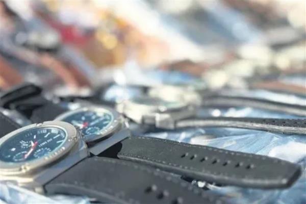 Bakırköy'de 40 bin dolarlık kol saatini dolandırıcılık yöntemiyle çalan 2 zanlı tutuklandı