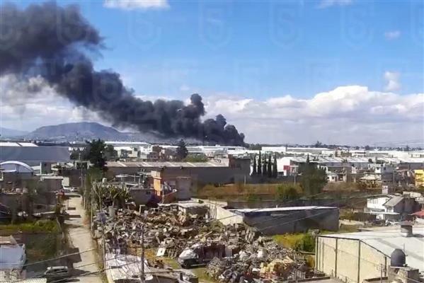 Meksika'nın başkenti Meksiko'da 10 kişiyi taşıyan uçak mahalleye düştü