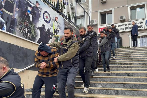 İstanbul merkezli 6 ilde 'change' otobüs operasyonunda yakalanan 14 zanlı tutuklandı